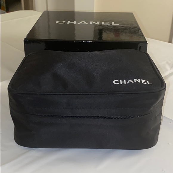 Chanel cosmetic bag with box and draw string - Picture 5 of 6